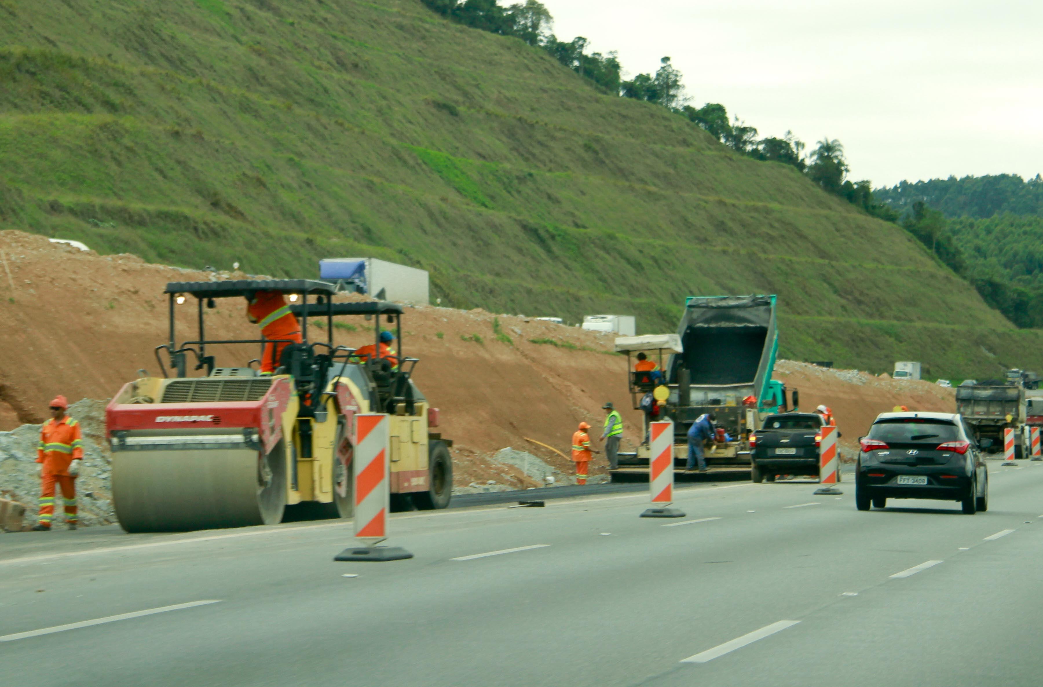 Para tentar superar os problemas de saturação, a via vai ganhar mais um espaço de rolamento para veículos em abril de 2014. A quinta faixa custará R$
160 milhões e tem como objetivo aumentar a
capacidade e a fluidez no tráfego. Atualmente, os motoristas enfrentam pontos diários de lentidão próximo à capital
