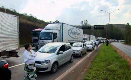 Dia foi de longos congestionamentos nas rodovias mineiras