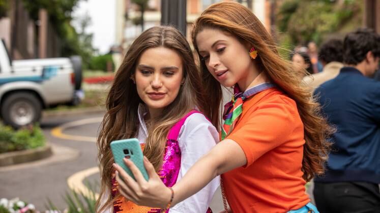 Mas nem só de pontos em comum se forma uma amizade. Dara (Júlia Zimmer) e Sabrina (Gabriela Borges) são o exemplo perfeito de como se entender em meio às diferenças. “Elas são melhores amigas, e a amizade delas é muito interessante, porque são completamente opostas uma da outra. Enquanto a Sabrina é mais festeira, a Dara é mais certinha. A Dara enxerga a Sabrina como uma irmã mesmo, tem muito cuidado na relação delas. É uma amizade muito bonita e especial”, declarou Júlia Zimmer
