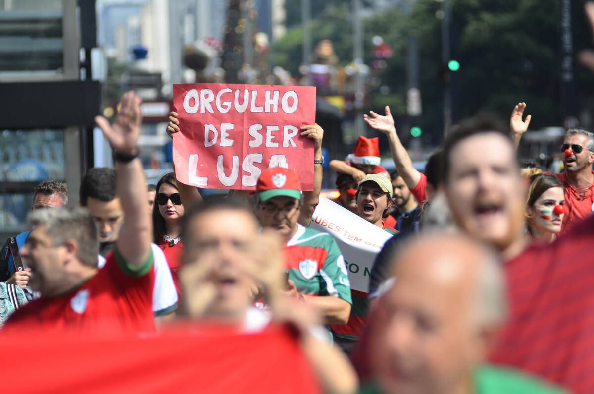 Com o rebaixamento, o clube deve deixar de faturar R$ 35 milhões entre
direitos de transmissão, publicidade e outras receitas. A primeira
atitude do novo presidente, Ilídio Lico, que assumirá em janeiro, será a
saída de Guto Ferreira, considerado um técnico caro para o ano que vem.
A procura por um novo treinador deve acontecer logo após o julgamento
do recurso no Pleno do STJD, no próximo dia 27 (sexta-feira)