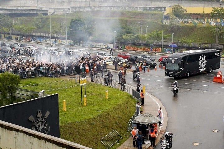 Ônibus do Corinthians chegando ao Itaquerão para o Dérbi paulista deste domingo (5), entre Corinthians e Palmeiras
EsportesR7
no YouTube. Inscreva-se  