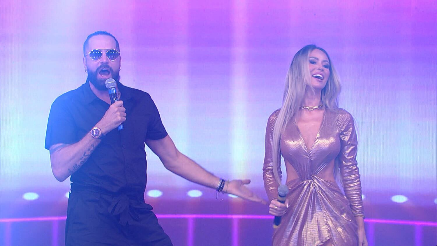 Latino e a esposa, Raffa Rarbbie, vão participar do Hora do Faro neste domingo (16)
