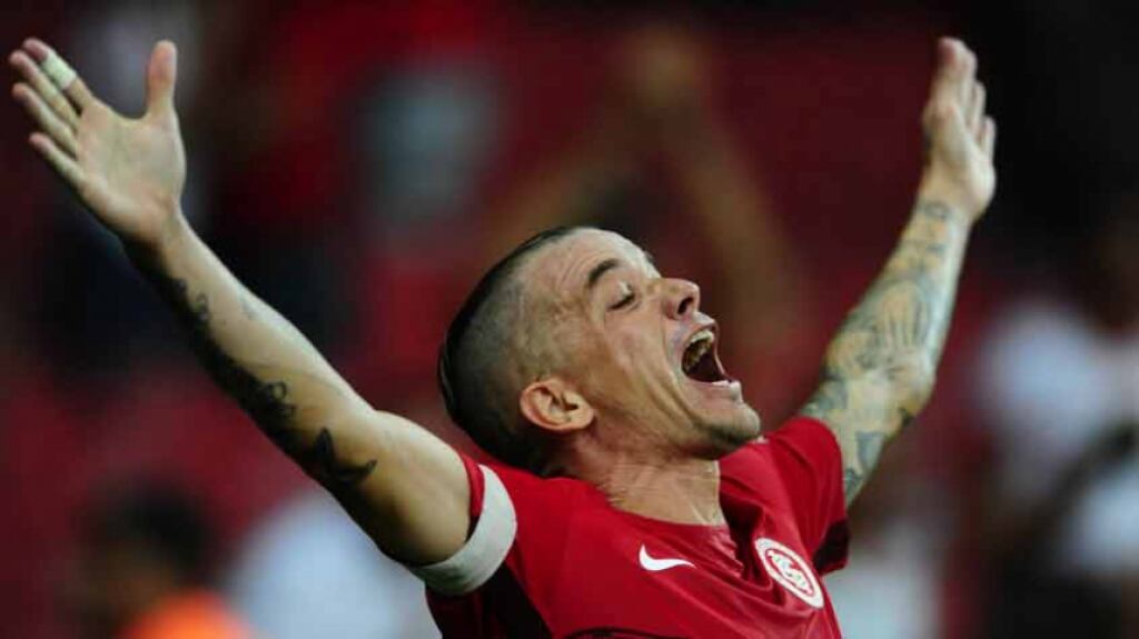 Um dos maiores ídolos do Internacional é também o mais velho no atual elenco: D'Alessandro tem 37 anos, quatro meses e 22 dias. O camisa 10 do Colorado chegou ao elenco gaúcho