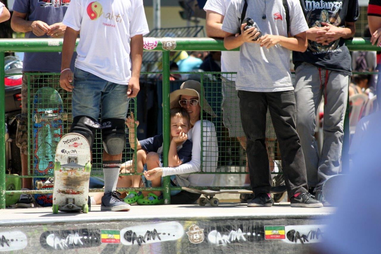 Mãe e filho observavam atentos manobras de skate