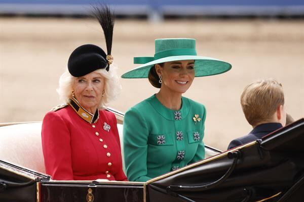 A rainha Camila, que vestia o uniforme vermelho de coronel granadeiro, estava acompanhada da princesa Kate Middleton, que usava um vestido verde, a cor da Guarda Irlandesa, da qual é coronel