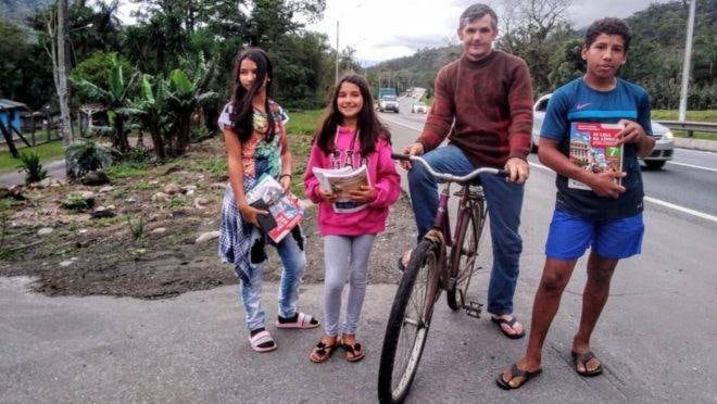 Pai pedala do sítio em Guaratuba, no litoral do Paraná, até o colégio que fica em Garuva (SC) para buscar atividades escolares