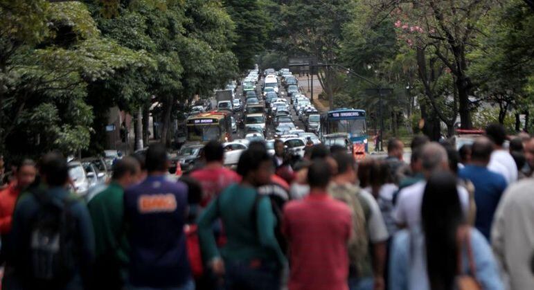 Pessoas se manifestam nas ruas de Belo Horizonte