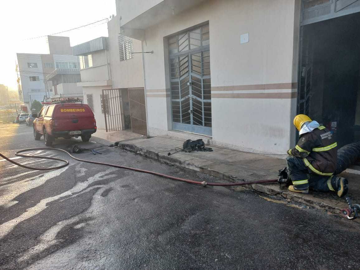 Em Nova Serrana, uma fábrica pegou fogo