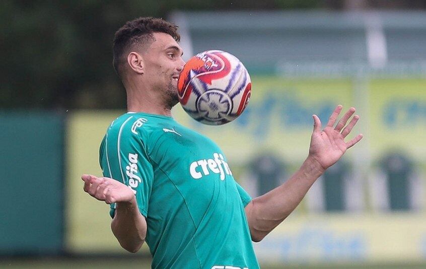 Moisés tem três partidas, todas como titular, e duas assistências na temporada