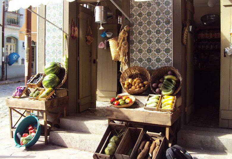 Na cidade cenográfica não faltam detalhes para a veracidade das cenas. Repara só na mercearia