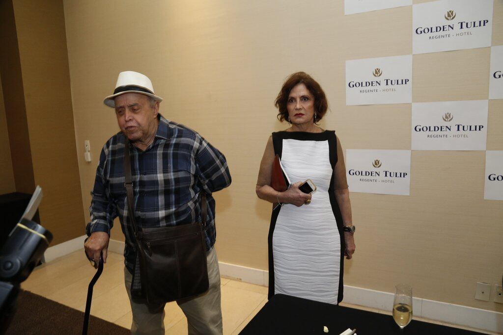 Rosamaria Murtinho chegou ao lado do marido, Mauro Mendonça