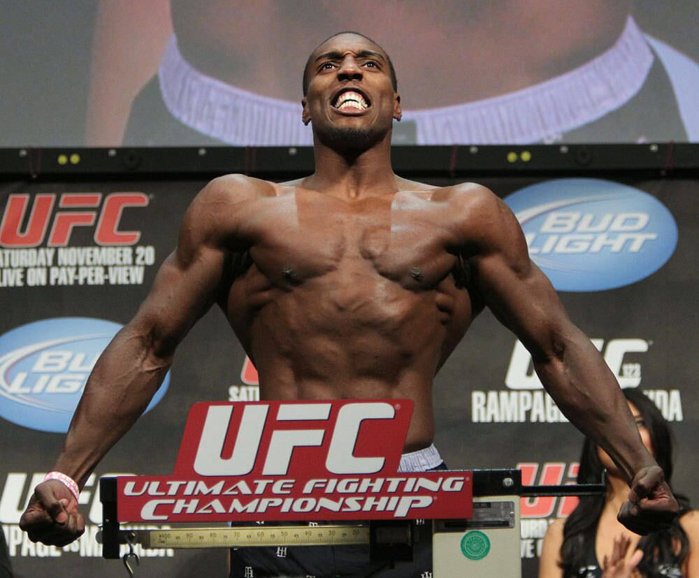 O co-main event do UFC 172 será entre Anthony Jonhson e Phil
Davis. O ‘Mr. Wonderful’, como é conhecido Davis, é o grande favorito para o
duelo. A vitória do atleta está pagando aproximadamente 1.40