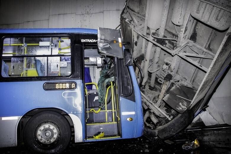 Um ônibus caiu de um viaduto em cima de outro coletivo na noite de sábado (20). O acidente aconteceu por volta das 19h45, quando um veículo da linha alimentadora do BRT Transoeste caiu de um viaduto e atingiu um outro carro, também do BRT, no mergulhão Billy Blanco, na Barra da Tijuca, zona oeste do Rio. Leia mais