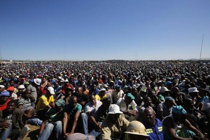 Mineiros de platina em greve participam de uma manifestação
perto da mina de Lonmin's Marikana, na África do Sul. A greve já dura 14
semanas