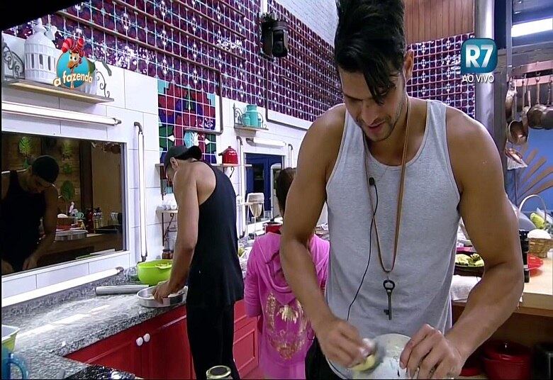 Marcelo Bimbi disse gostar do cabelo, mas que raspria sim

— Quando pegar na franja vai cair lágrima! Aí eu choro viu!

+ Assista ao vídeo aqui
+ Li diz para JP sobre traição: "Se a gente não sabe, não dói"
+ Douglas pede desculpas para Rebeca mas avisa: "Vou pedir desculpas, mas eu quero ela"+ Quelynah fala sobre crise de depressão e revela ter medo de Douglas: “Eu acho que ele bate, pode até ser em mulher”
+ “Erros” de Douglas e “jogo” de Marcelo são temas de Luka e Rebeca
+ Douglas Sampaio revela que falhou na primeira vez: "Foi horrível. Eu fiquei com medo"
+ Douglas e Rayanne dividem o mesmo chuveiro e esbanjam muita beleza na noite deste domingo (25)

