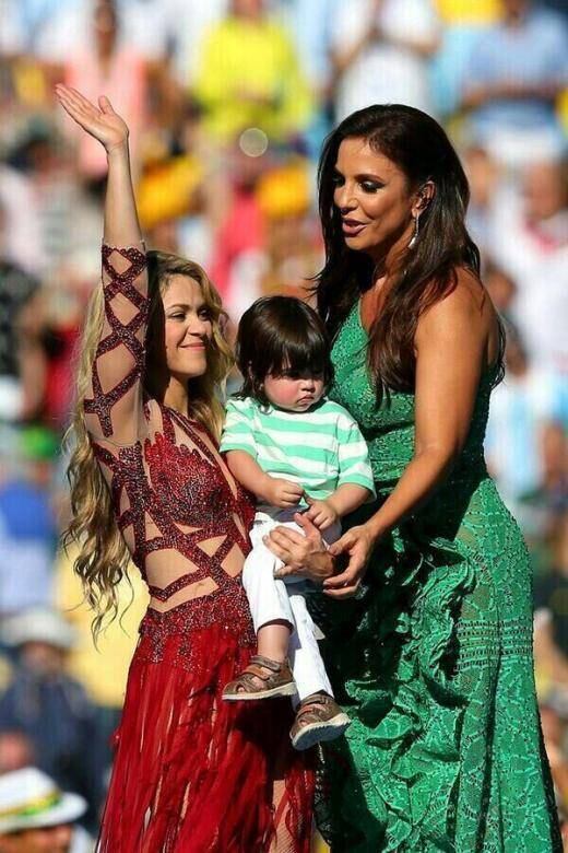 Durante a abertura da Copa do Mundo de 2014, em São Paulo, ninguém conseguiu tirar os olhos do pequeno Milan, filho da cantora Shakira. Ele é fruto do relacionamento da colombiana com o jogador Gerard Piqué
