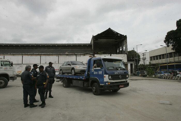 Um carro estacionado no local estava sendo rebocado para um depósito, até que o dono apareceu e recuperou o veículo