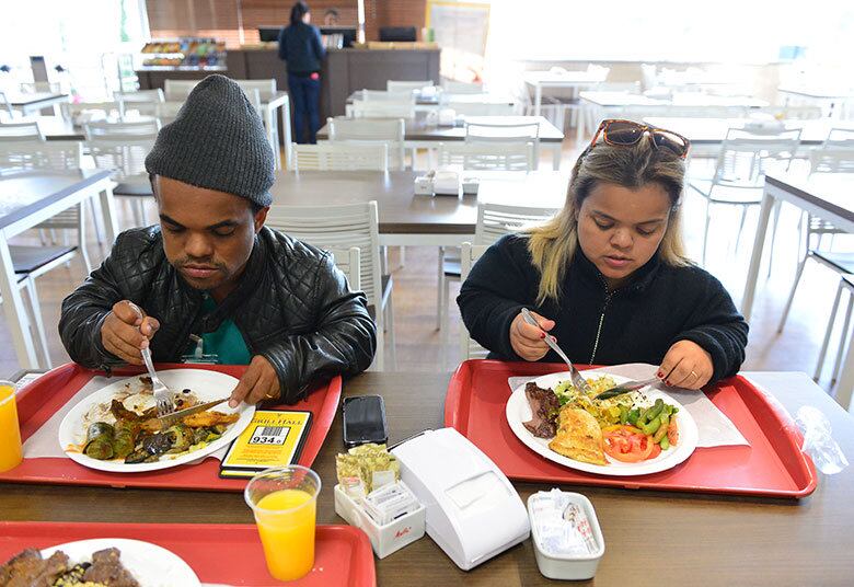 A mulher do Anão Marquinhos confessa: o pior mesmo é morar com alguém que não acompanha a dieta.
—
Esses dias eu fiz macarrão com salsicha pra ele, fritei quibe, nuggets e
tive que comer frango com salada... Mas
a gente vai mudar isso. Chega de comer na minha frente!