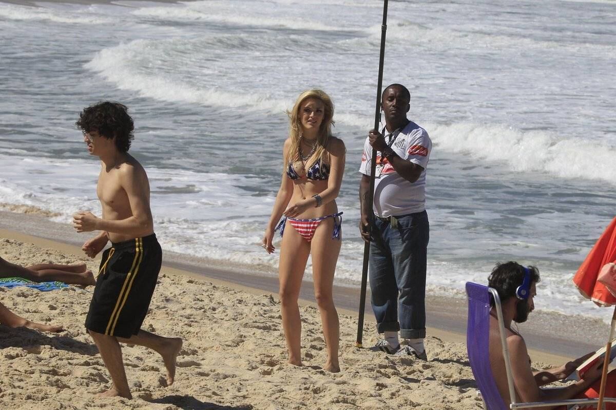 Elenco de Geração Brasil grava na praia de Grumari, no Rio