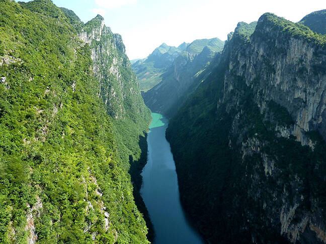 Se levarmos em conta não apenas a estrutura da ponte, mas a profundidade de vales e desfiladeiros em que foram construídas, outras pontes se destacam, a maioria na China. Veja quais são as pontes mais altas do mundo. Dá vertigem só de olhar! (na foto, a visão que se tem da ponte Beipanjiang, que mostraremos em seguida)