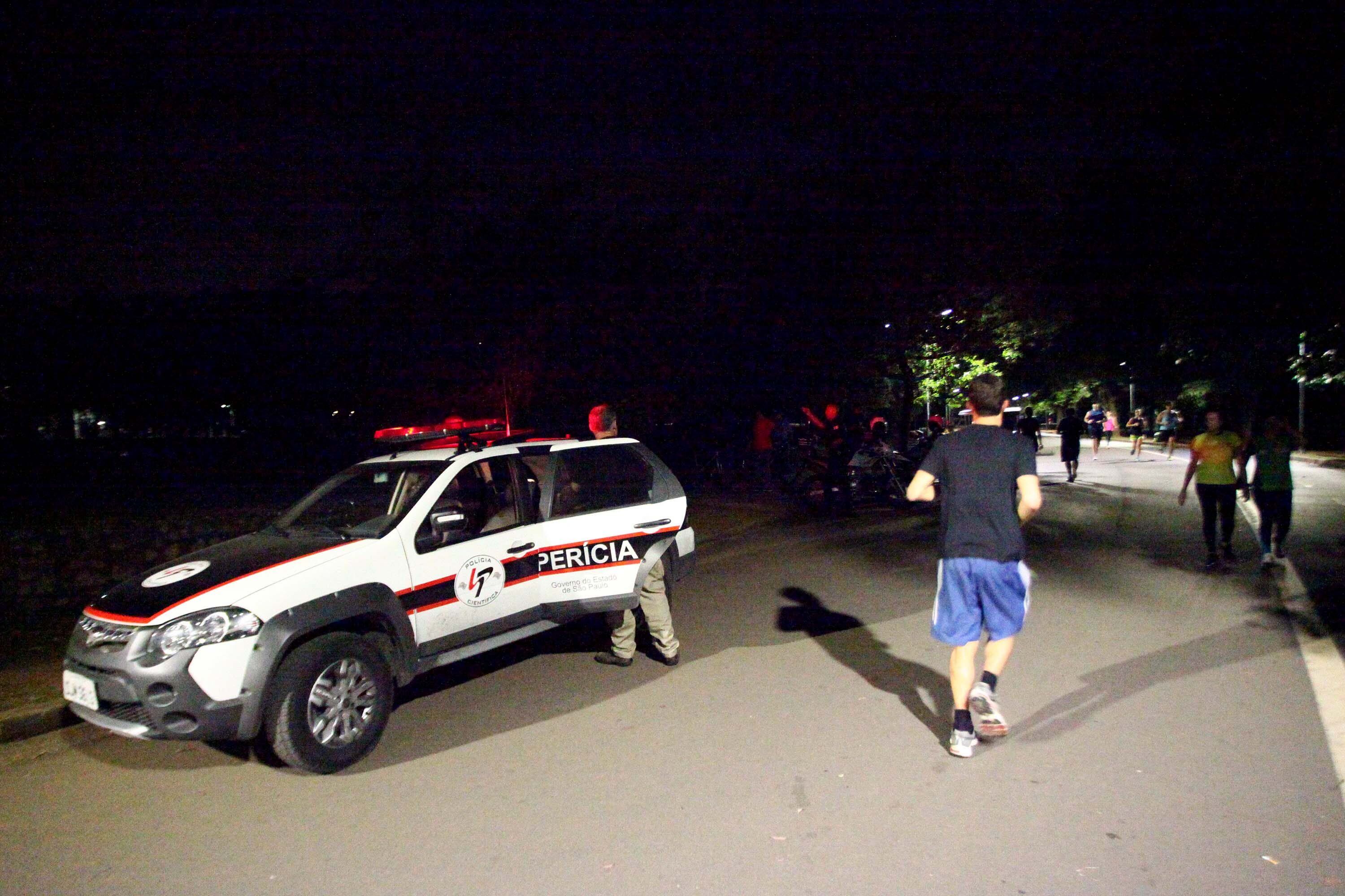 Peritos do Instituto de Criminalística analisam o local onde o homem foi encontrado, na noite desta sexta-feira (9)