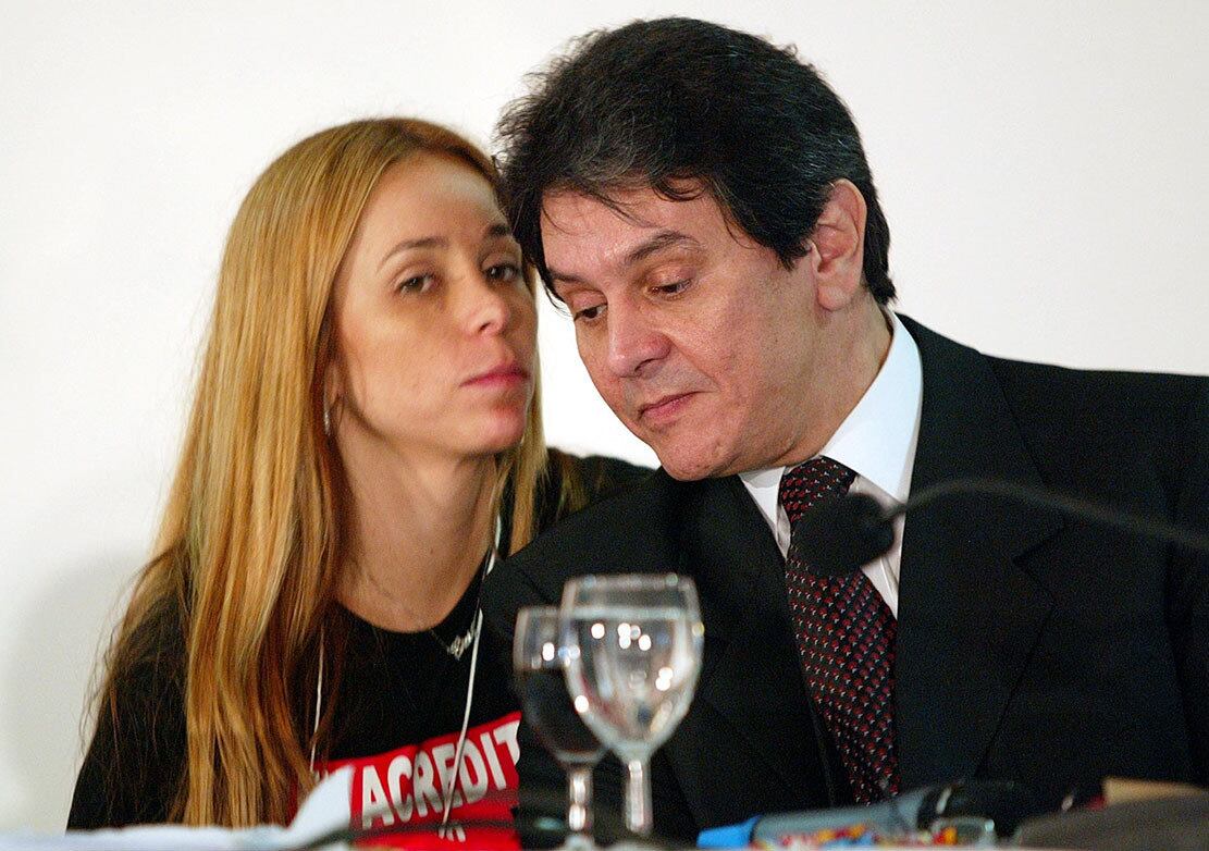 Cristiane Brasil conversa com seu pai, Roberto Jefferson, na época em que o então deputado delatou o esquema do mensalão do PT — esquema do qual ele fez parte e acabou condenado