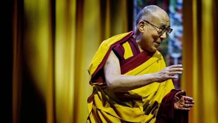 O líder espiritual
tibetano Dalai Lama dá uma aula sobre budismo em Rotterdam, na Holanda. Ele
está no país para uma visita de três dias