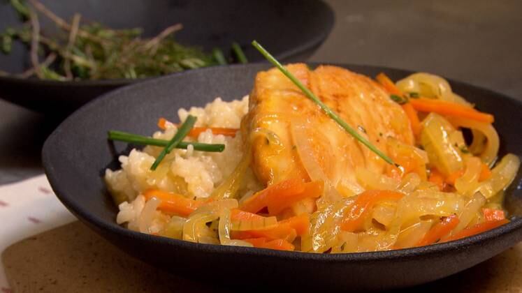 Frango ao Molho de Laranja e Cenoura Acompanhado de Arroz e Cebolinha

Ingredientes:
1 peito de frango
1g cúrcuma
Sal e pimenta a gosto
30g cenoura em bastonetes
80g arroz
150g caldo de frango ou água
1 laranja-pêra
½ cebola
15g manteiga
1 fio de azeite
1 pitada de açúcar
1g de ervas a sua disposição (tomilho, alecrim...) 

Modo de preparo:
- Corte a cebola em rodelas não muito finas;
- Corte a cenoura em bastonetes de aproximadamente 1 cm e cozinhe em água fervente;
- Em uma panela, leve uma parte da cebola para dourar, prepare o arroz com o caldo;
- Em uma frigideira bem quente, coloque o frango com cúrcuma, sal e pimenta para dourar de um lado, depois o outro;
- Após dourar o frango, esprema a laranja, adicione as cebolas, a cenoura cozida e 1 pitada de açúcar, se necessário, para caramelizar e reduzir;
- Quando o molho incorporar no frango está pronto para servir;