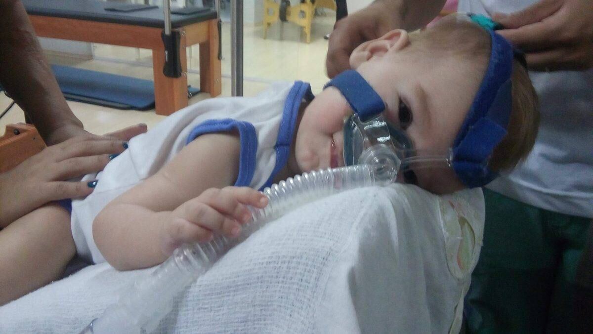 O pequeno Miguel de Oliveira Barbosa tem apenas tem um ano e
um mês de vida, mas já enfrenta uma batalha pela sobrevivência. Ele sofre de uma
condição genética degenerativa conhecida como AME (atrofia muscular espinhal) — doença do tipo que mais mata crianças no mundo e que, até o momento, não há cura 
*Colaborou: Luis Jourdain, estagiário do R7