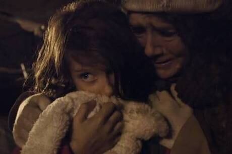 A criança é obrigada a passar por várias mudanças por causa da guerra