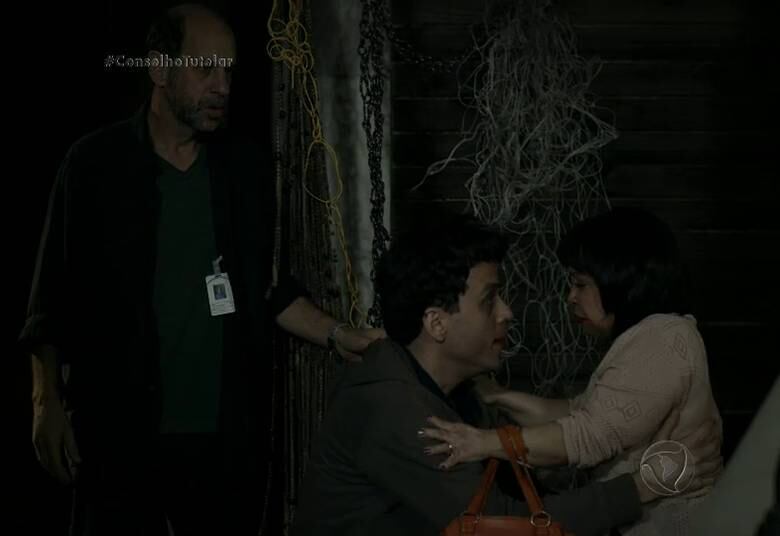 César e Sereno descobrem que Silmara sofre de esquizofrenia e correm para a casa dela e resgatam Estér