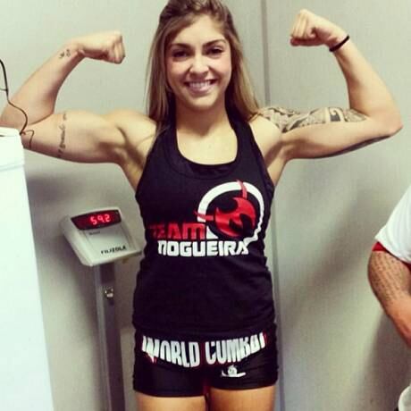 Além de se destacar nas artes marciais, a gata também rouba a cena na internet pela beleza