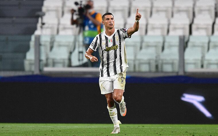 ESQUENTOU - Jorge Mendes, empresário de Cristiano Ronaldo, entrou em contato com o Real Madrid de maneira informal para tratar sobre a possibilidade do português voltar a vestir a camisa merengue, segundo o “El Chiringuito”. O atacante tem contrato com a Juventus até 2022, mas todas as informações indicam que o camisa sete deve sair ao final desta temporada.