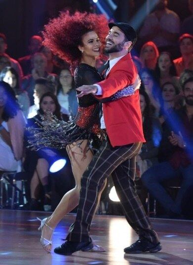 O apresentador Beto Marden protagonizou a melhor coreografia da noite, segundo o jurado Jaime Aroxa. A técnica Bella preparou uma coreografia eletrizante de jive para a estreia da estrela no palco do Dancing Brasil