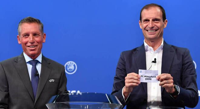 Heselschwerdt, com Massimiliano Allegr1, então na Juventus, no sorteio de 2018