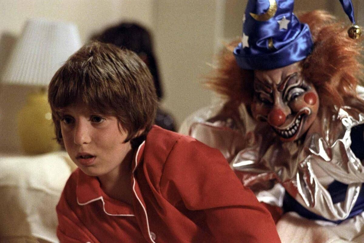 Sufocado de verdade
Em uma das cenas mais assustadoras do filme original, o filho do meio da família é estrangulado por um boneco de palhaço. Foi revelado depois que o filme foi lançado que, durante a cena, um acidente aconteceu e Oliver estava sufocando de verdade. A equipe quase não percebeu que aquilo era real, já que a cena era, justamente, de um sufocamento. Por pouco Oliver não morreu