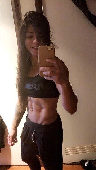 Claudia Gadelha enfrenta, neste sábado (19), a norte-americana Cortney Casey no card principal do UFC São Paulo. A poucos dias do evento, Claudinha mostrou que está perto de atingir os 57 kg necessários para a categoria peso-palha. Ela publicou, em seu perfil no Instagram, uma imagem em que exibiu sua barriga sarada e, na legenda, escreveu: "Mais dois quilinhos e chego lá"