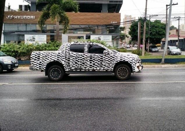 Visão lateral da Chevrolet S10 em imagem divulgada pelo site iCarros