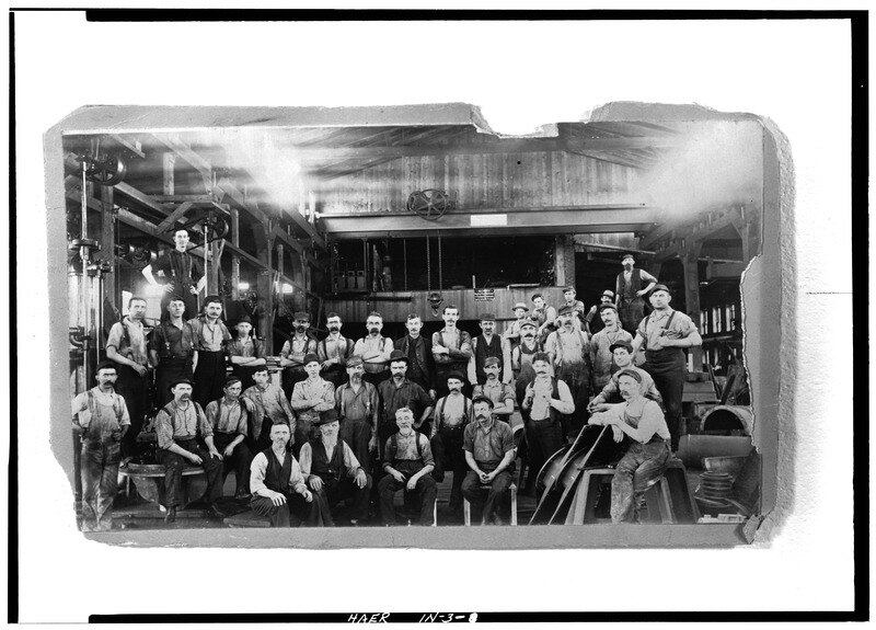 O Primeiro de Maio, também conhecido como Dia do
Trabalhador ou Dia de Maio, comemora a luta dos operários dos países
industrializados no século 19 para obter melhores condições de trabalho. Na
época, eram comuns jornadas de trabalho de 15 horas diárias sem direito a férias
e descanso semanal 
