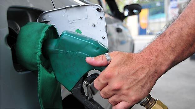 Se você é daqueles que usa o carro para tudo, deixá-lo de
lado em algumas ocasiões é uma boa oportunidade para poupar. Troque o automóvel
por uma caminhada ou pedalada