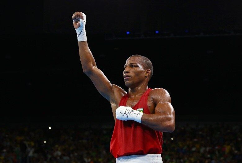 O boxe também conquistou sua redenção dourada. Nos pulsos firmes de Robson Conceição, que entrou no esporte para se defender de brigas pelas ruas de Boa Vista de São Caetano, na Grande Salvador, o Brasil viu nascer um ídolo do esporte. O atleta reconhece o carinho da torcida e lembra que até se tornou mais responsável fora dos ringues