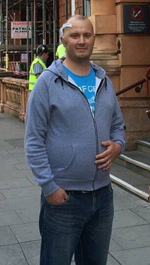 Sua mulher, Natasha, acreditou que o mal estar ocorreu devido a um café forte que o marido havia tomado durante o percurso. Contudo, ao chegar ao destino, Carey desmaiou e sofreu diversas convulsões seguidas. Natasha, já desesperada, chamou o NHS (Serviço Nacional de Saúde, na sigla em inglês) para que o marido fosse hospitalizado. Quando os médicos examinaram Carey, o diagnóstico foi devastador: disseram que ele era epilético e não poderia mais dirigir nem beber álcool. 

— Foi muito triste, porque Kevin gostava muito de dirigir, já havia feito diversas viagens. No entanto, nós preferiríamos essa condição à notícia que recebemos depois