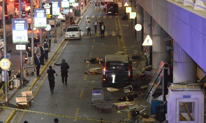 Nesta semana, o aeroporto de Ataturk, em Istambul, na Turquia, foi atacado por homens-bomba e deixou 41 pessoas mortos e centenas de feridas. O número de mortos não inclui os três terroristas que se explodiram durante a ação, cujos restos mortais já passaram por autópsia. Suas identidades ainda não foram divulgadas oficialmente, mas, de acordo com fontes próximas às investigações, tratam-se de estrangeiros