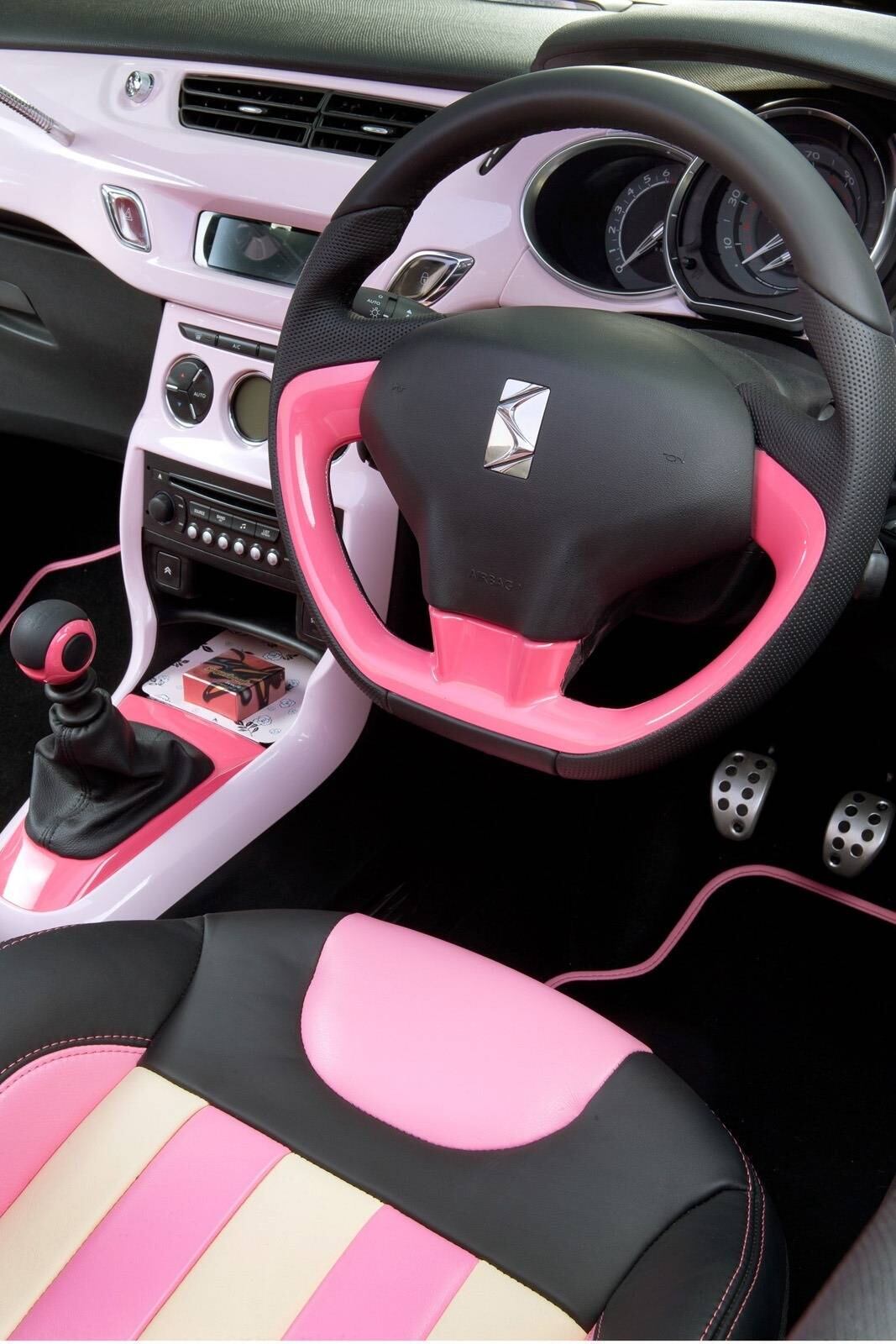 Todos os cantos do carro foram customizados. Do painel (cuja customização é possível em outras versões do DS3) ao volante, tudo foi modificado
Saiba tudo sobre carros! Acesse R7.com/carros
E confira os melhores preços de novos e usados em r7.icarros.com.br