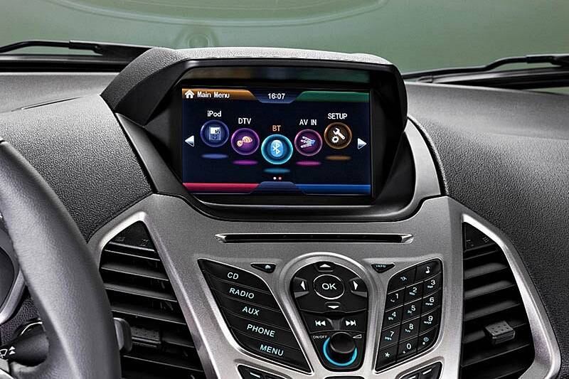 A Ford entrou de vez na briga das centrais multimídias com tela no painel. A montadora já oferece nas concessionárias brasileiras o novo sistema Sync com tela de sete polegadas para o trio EcoSport, Focus e New Fiesta. O equipamento custa R$ 3.500 e adiciona TV digital, leitor de DVD e navegador por GPS. Saiba mais
Saiba tudo sobre carros! Acesse R7.com/carros