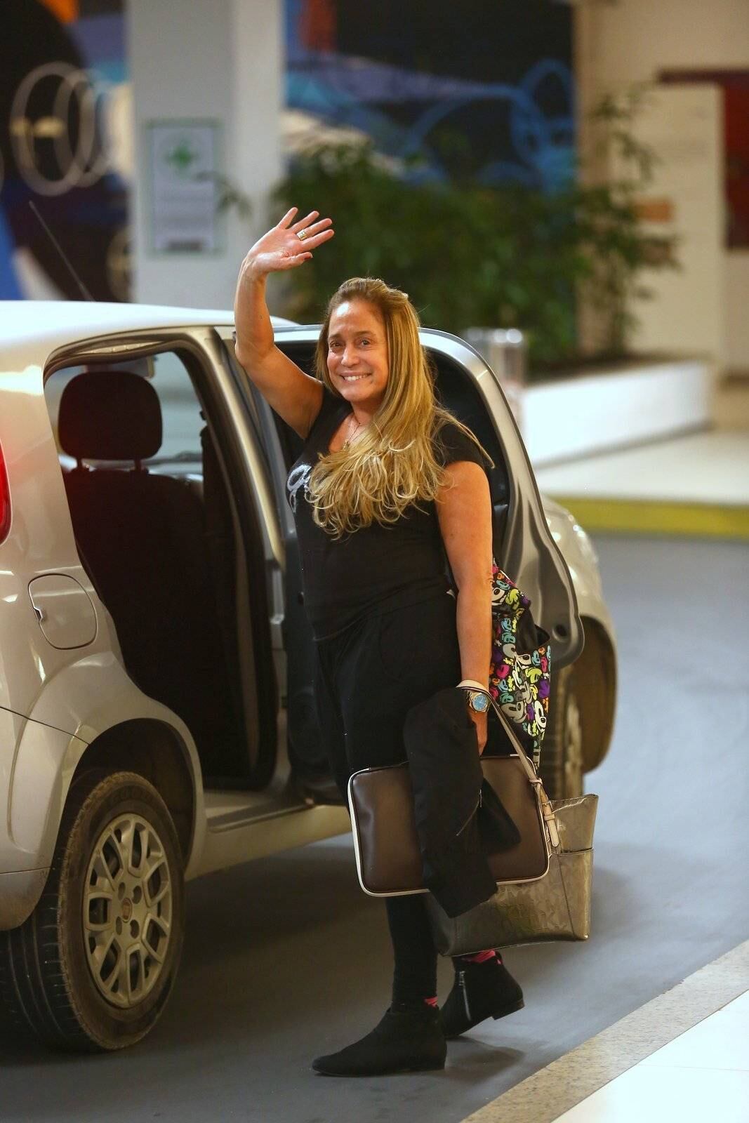 A atriz acenou para os fotógrafos