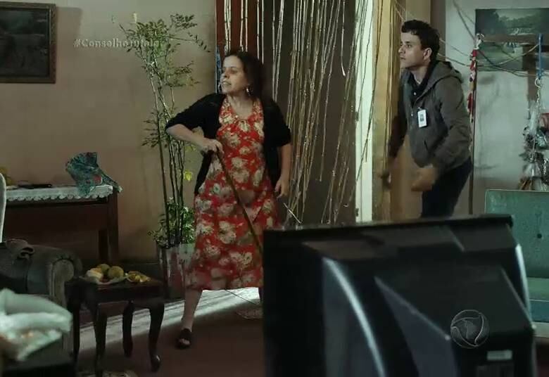 Zefa, na verdade, não passa de uma exploradora do trabalho infantil. Com a ajuda de Maicon, César consegue acabar com o esquema dela