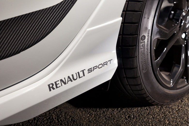 Também nas laterais, as saias carregam o nome do time de preparação na parte traseira

LEIA TAMBÉM
Aceleramos: Renault Sandero RS é nervosinho e vai além do visual