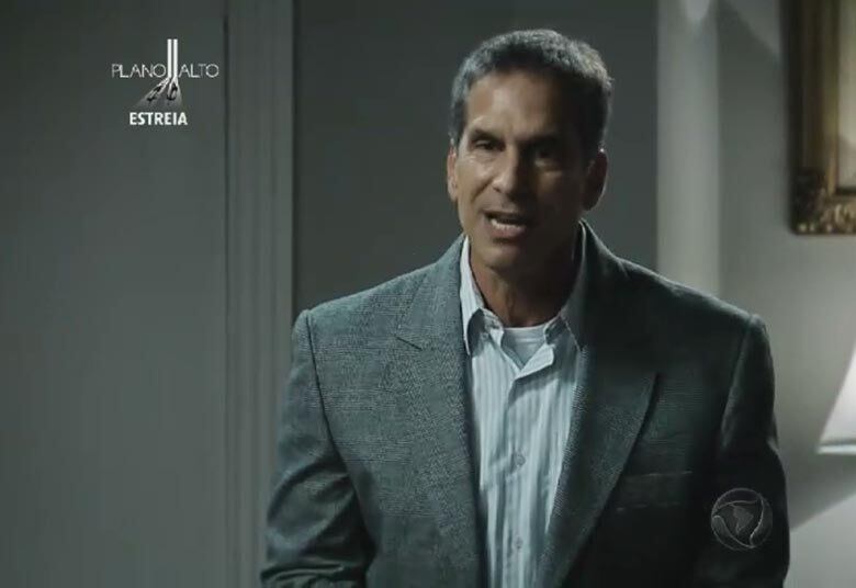 Guido e Jorge se reúnem
com Hernani (Victor Fasano), o secretário de Segurança, para decidir como lidar
com os manifestantes. Guido pede para que o secretário tente conter os grupos
rebeldes
+ Com a política no sangue, Rico se vê dividido entre dois mundos. Assista!
+ Conheça os personagens da minissérie Plano Alto
+ “Foi um desafio falar a respeito da nossa situação governamental”, diz autor da minissérie
