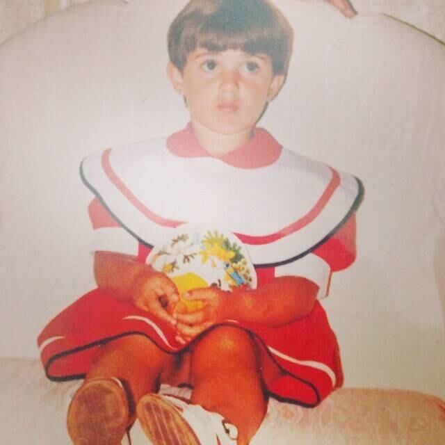A assistente de palco se divertiu com as lembranças.

— Rindo sozinha em casa vendo fotos da infância

